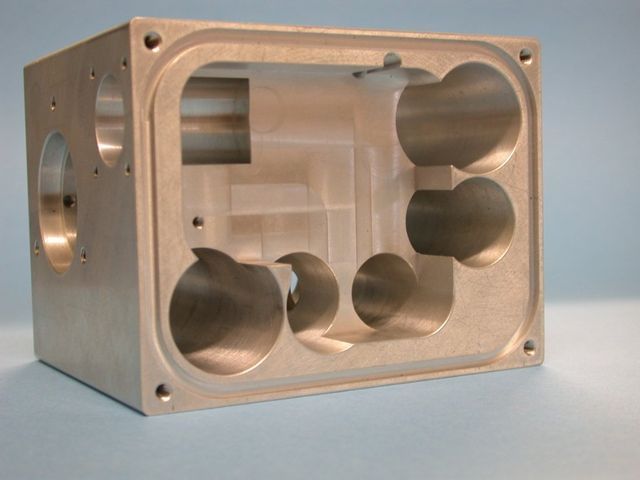 Boîtier mécanique en acrylique transparent avec découpes circulaires et cadre en métal beige