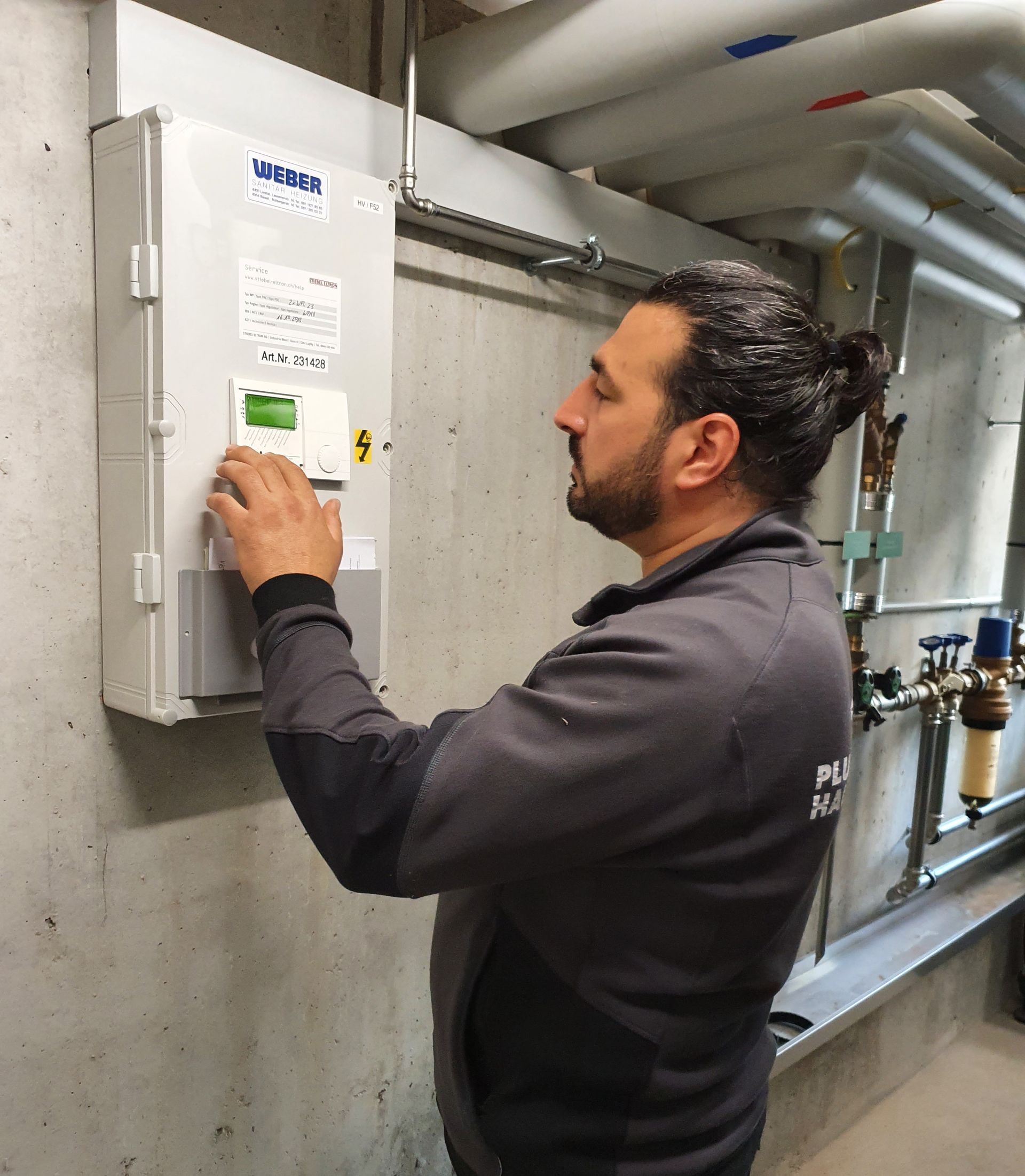 Zwei Männer laden Kisten in einen LKW.