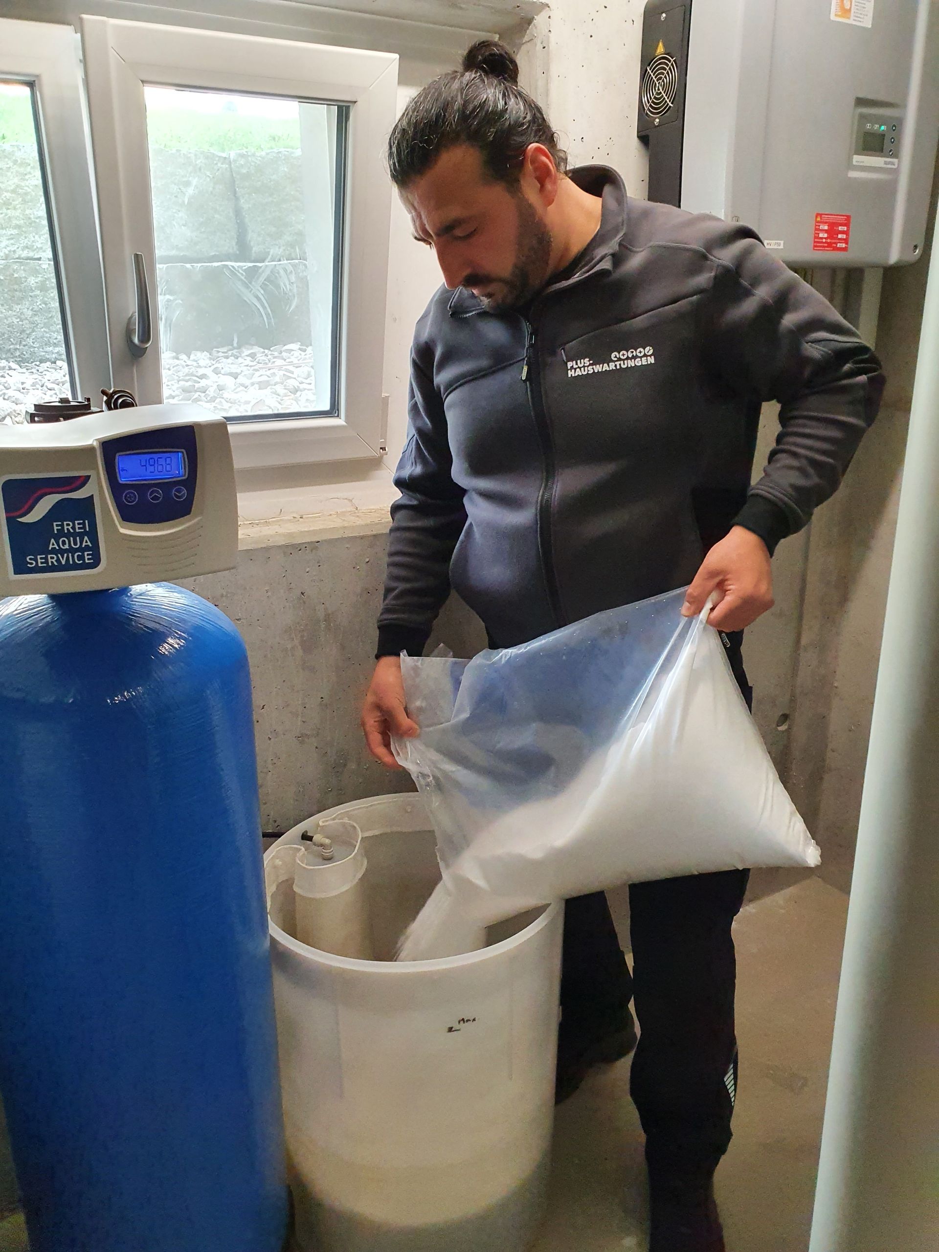 Zwei Männer laden Kisten in einen LKW.