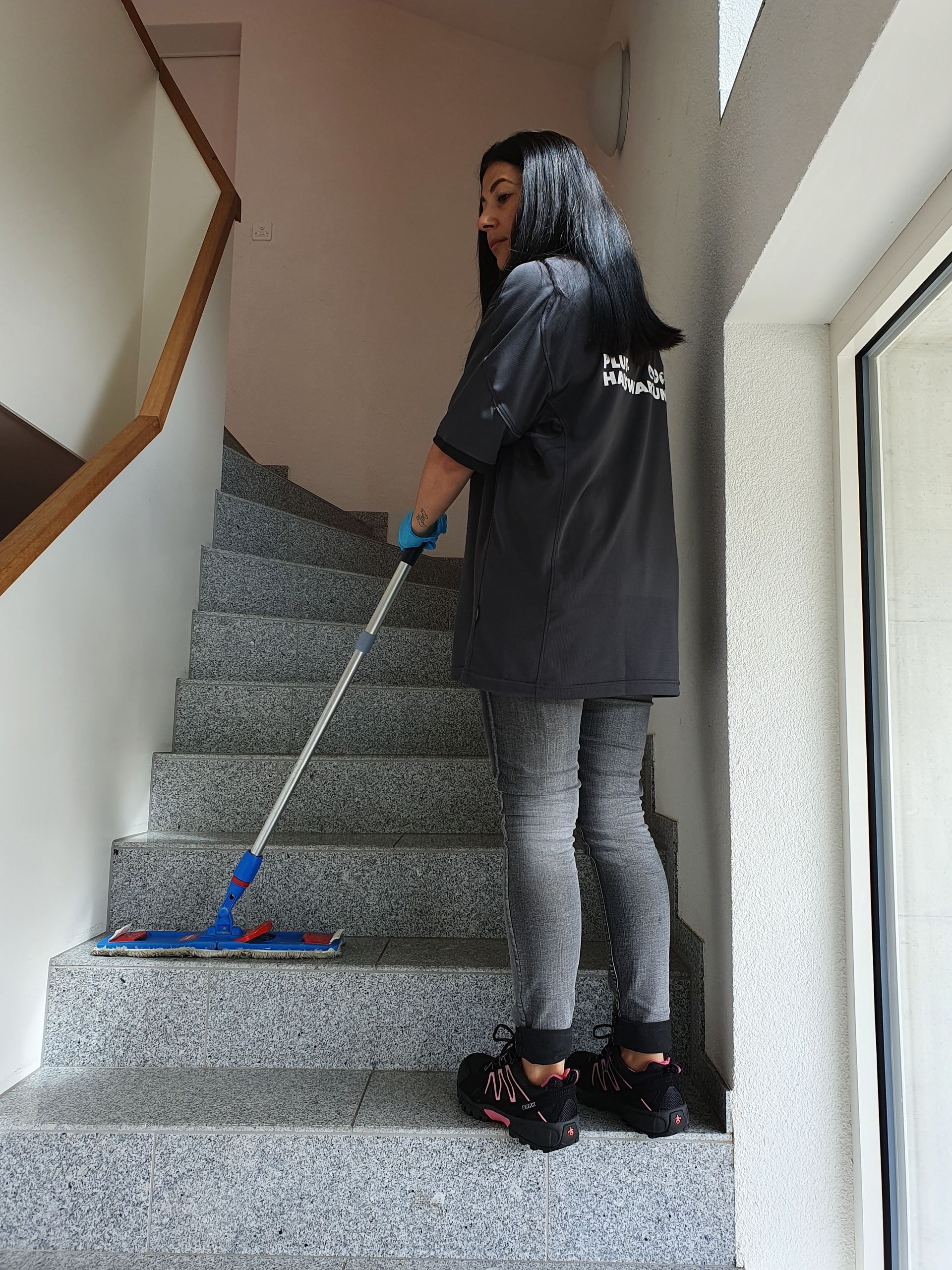 Ein junger Mann sitzt auf dem Fahrersitz eines weißen Lieferwagens.