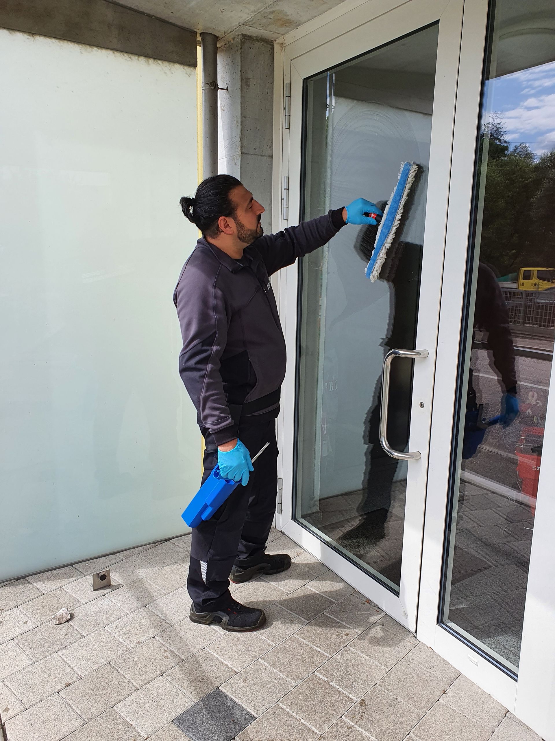 Ein Mann steht hinten in einem mit Pappkartons gefüllten Lieferwagen.