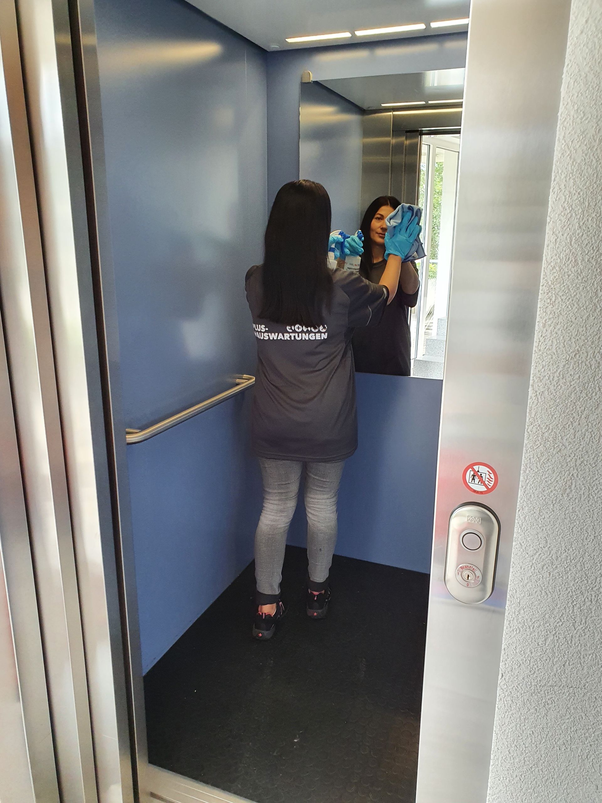 Zwei Männer stehen vor einem Lieferwagen voller Kisten.