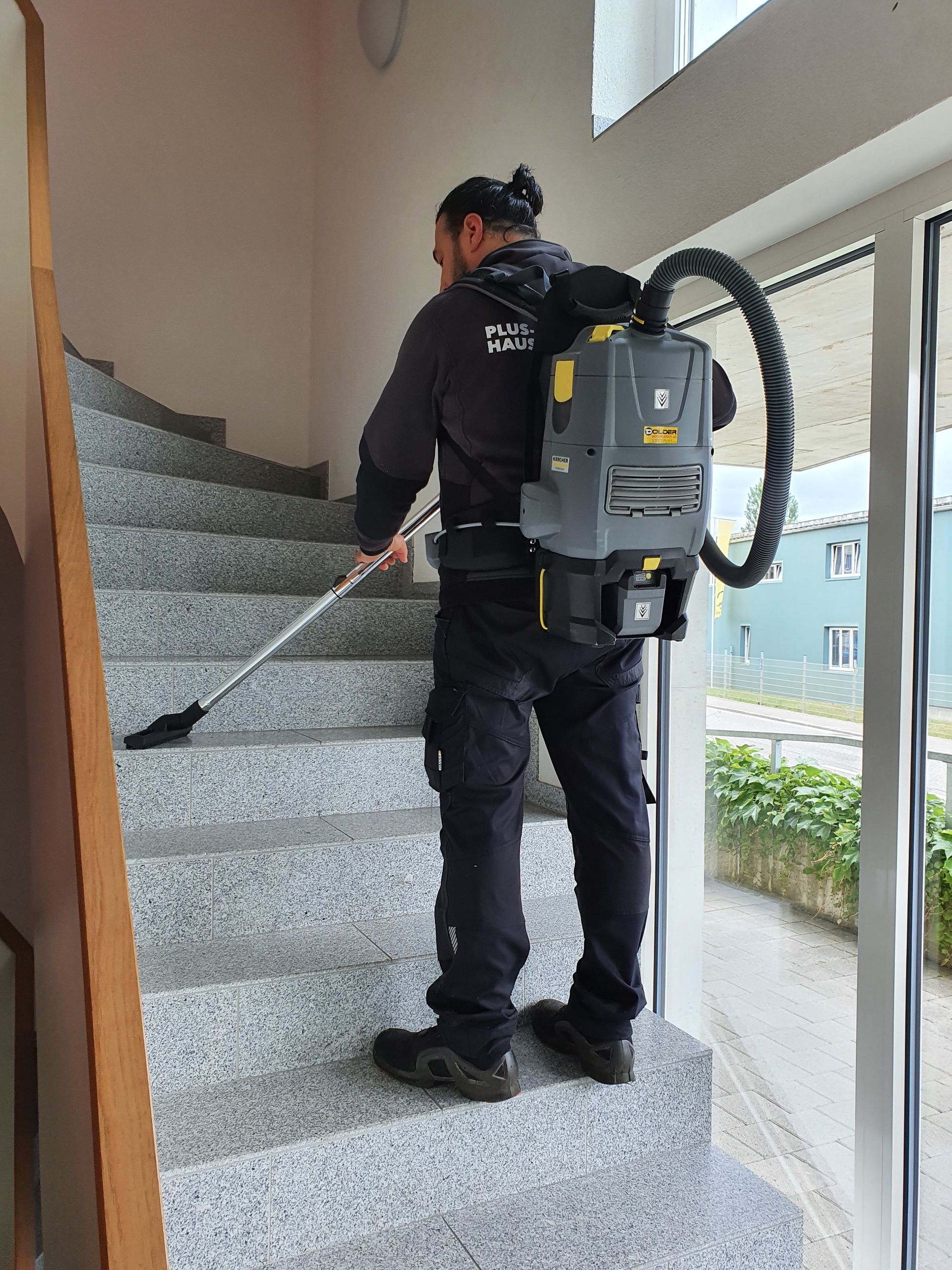 Zwei Männer tragen Kisten aus einem Lieferwagen.