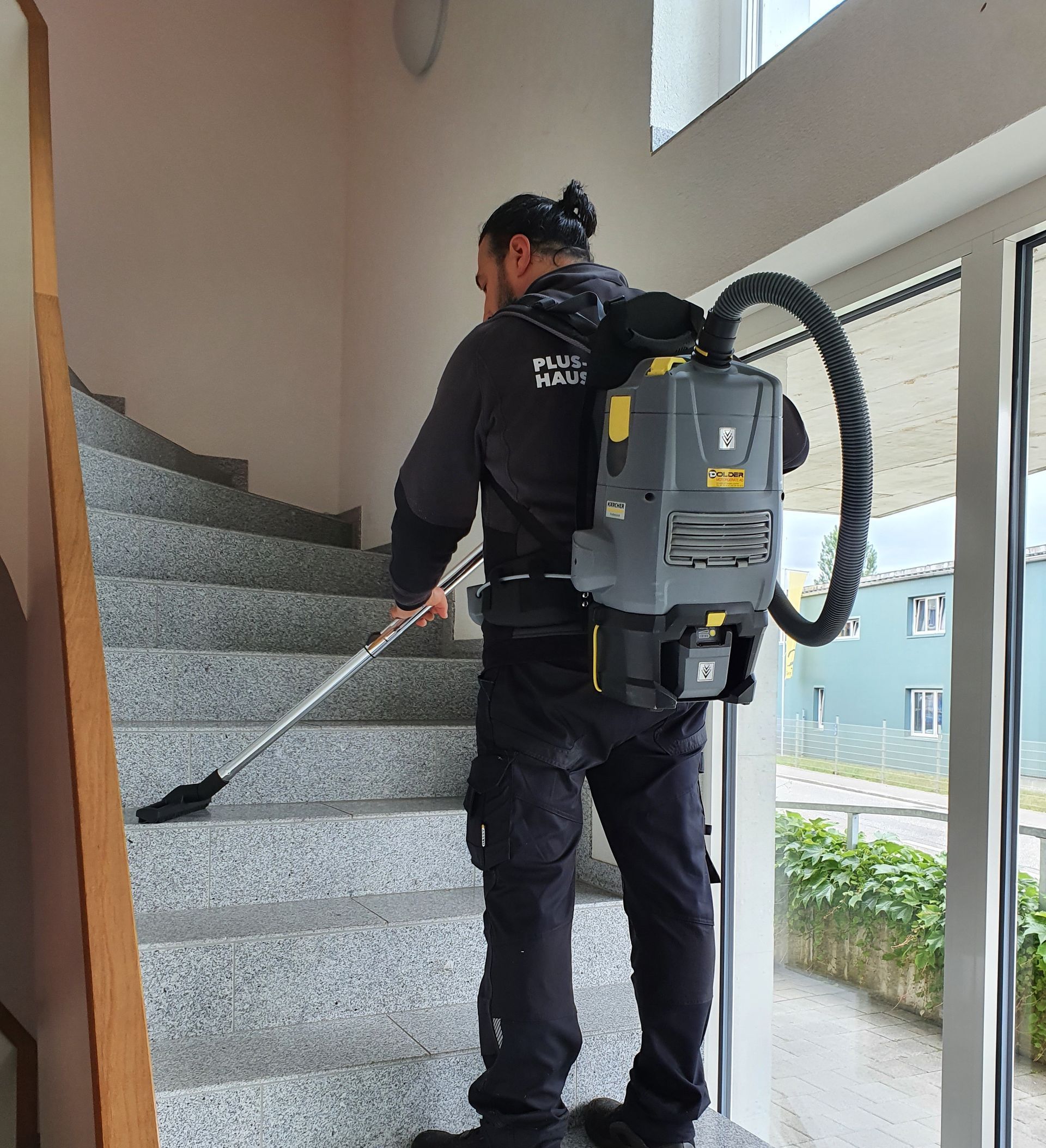 Ein Mann steht hinten in einem mit Pappkartons gefüllten Lieferwagen.