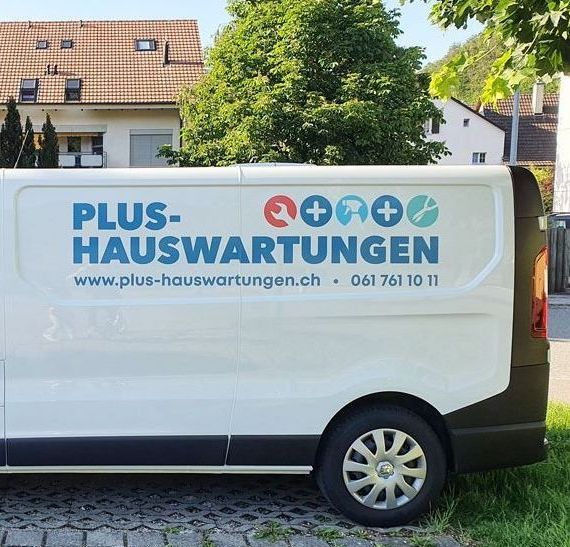 Zwei Männer laden Kisten in einen Lieferwagen.