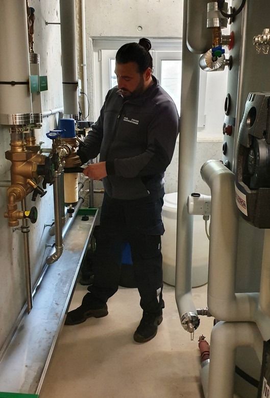 Eine Person klebt einen Karton mit Klebeband zu.