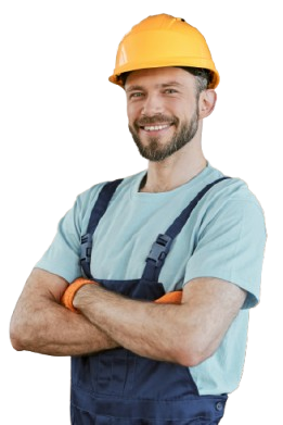 Un ouvrier du bâtiment, les bras croisés, portant un casque jaune, une salopette bleue et souriant.