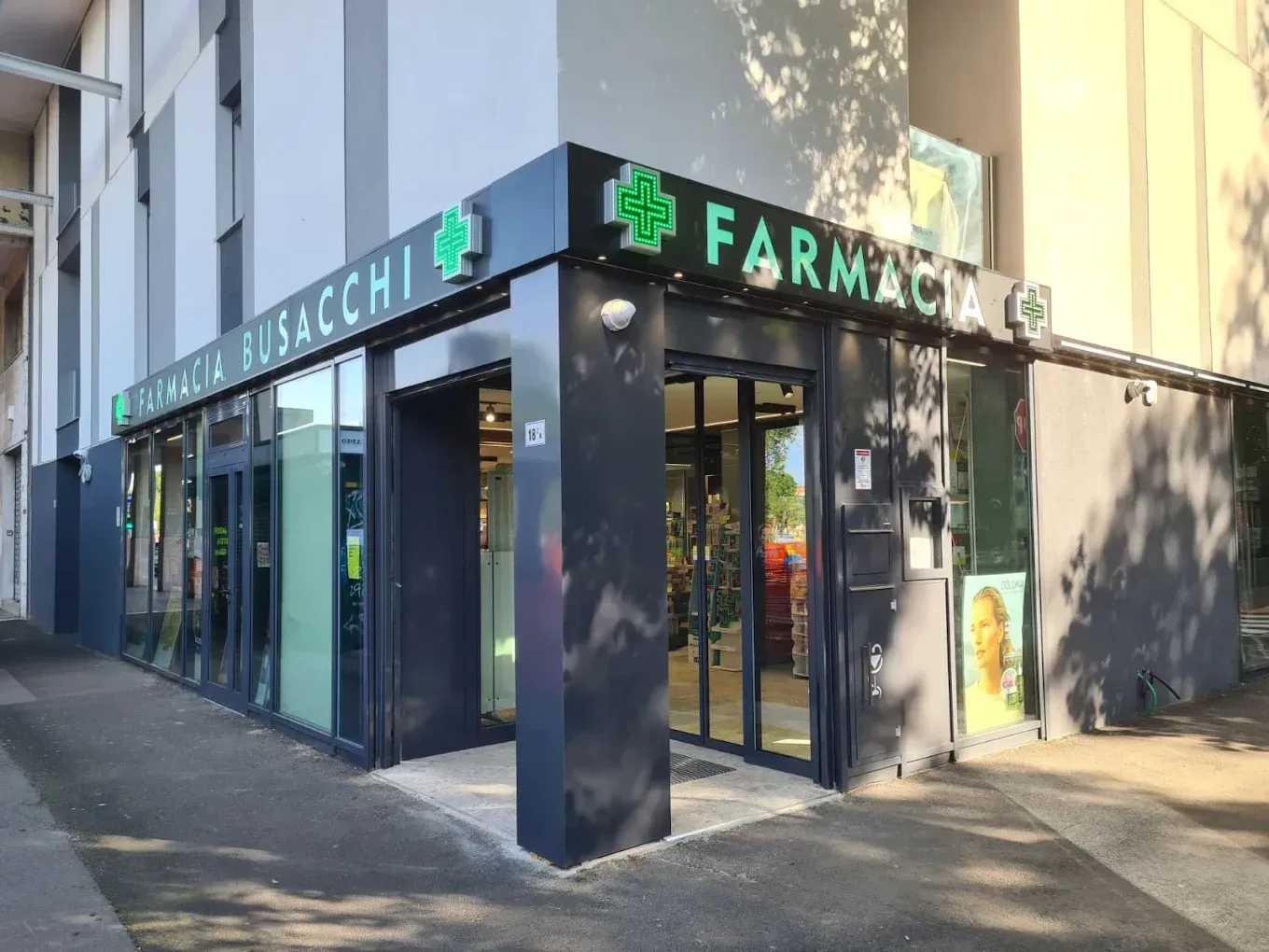 Farmacista in camice bianco, con in mano un blocco per appunti, ispeziona gli scaffali di una farmacia.