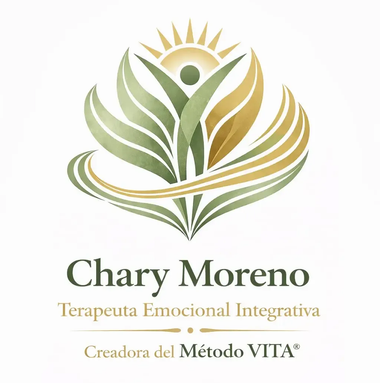 Logotipo con un dise&ntilde;o de hoja en forma de figura humana en verde y dorado y el texto &laquo;Chary Moreno, Terapeuta Emocional Integrativa&raquo;