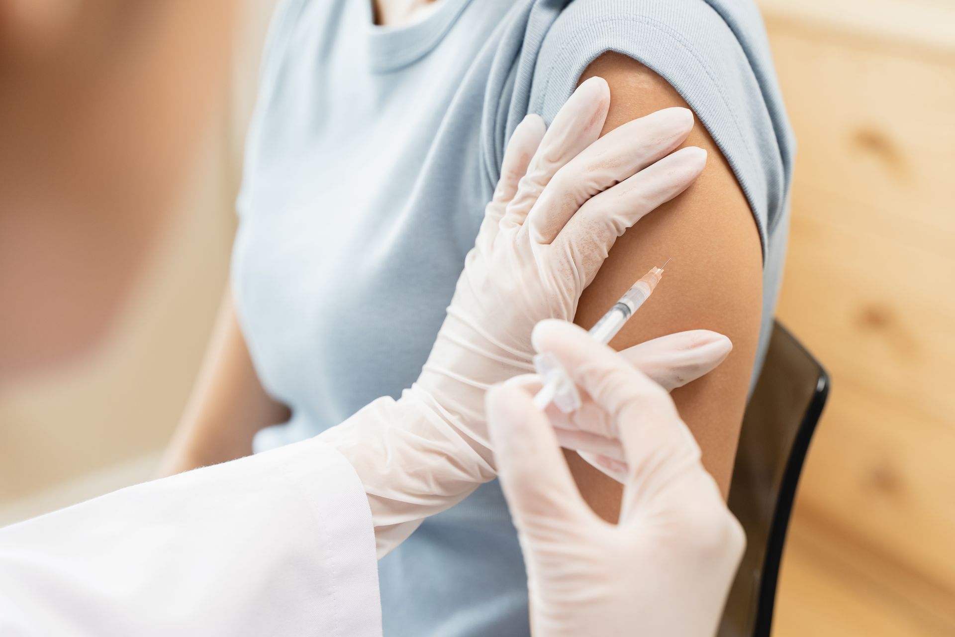 Un professionnel de santé administre une injection dans le bras d'un patient.