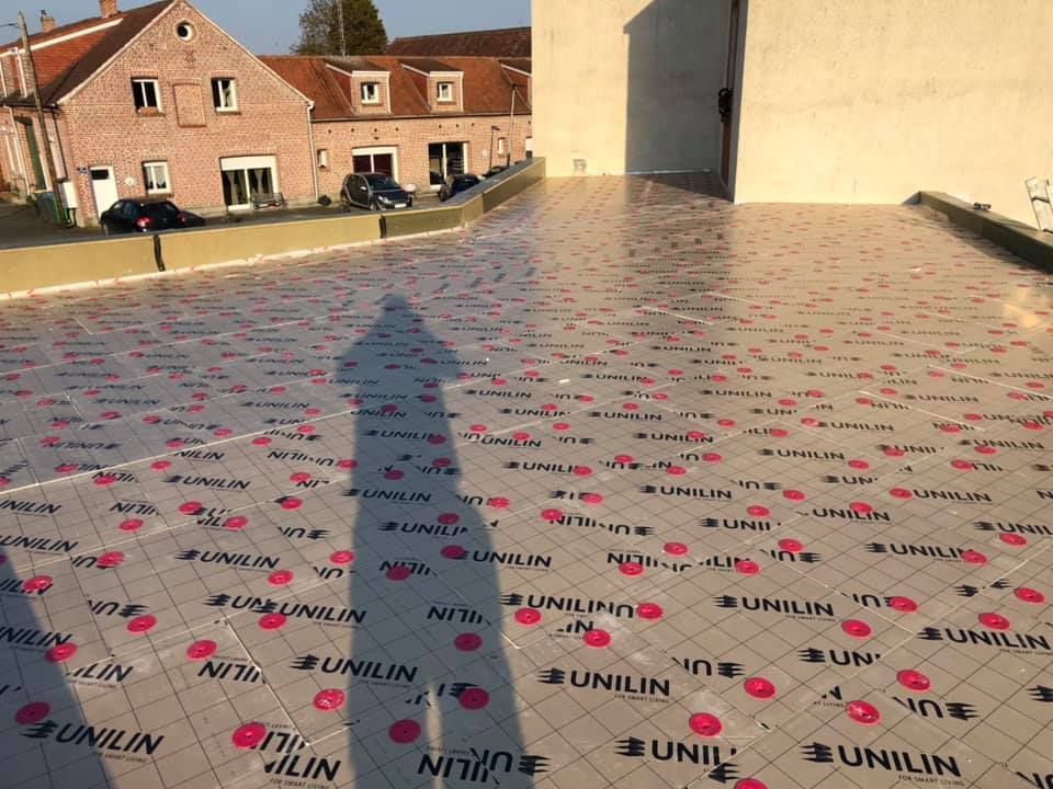 Un toit plat recouvert d'un matériau isolant