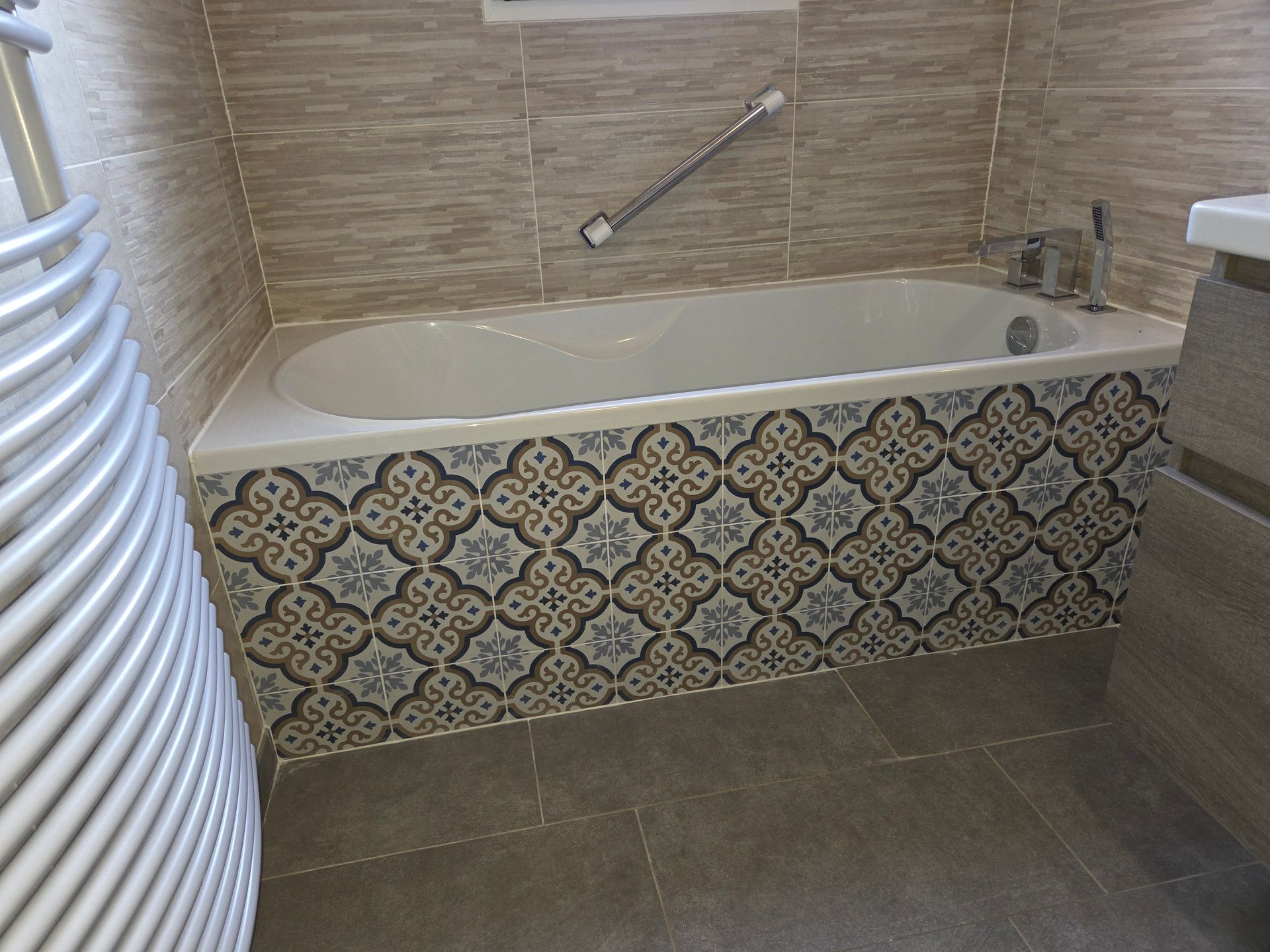 Salle de bains avec double vasque, douche vitrée. Tons marron et beige