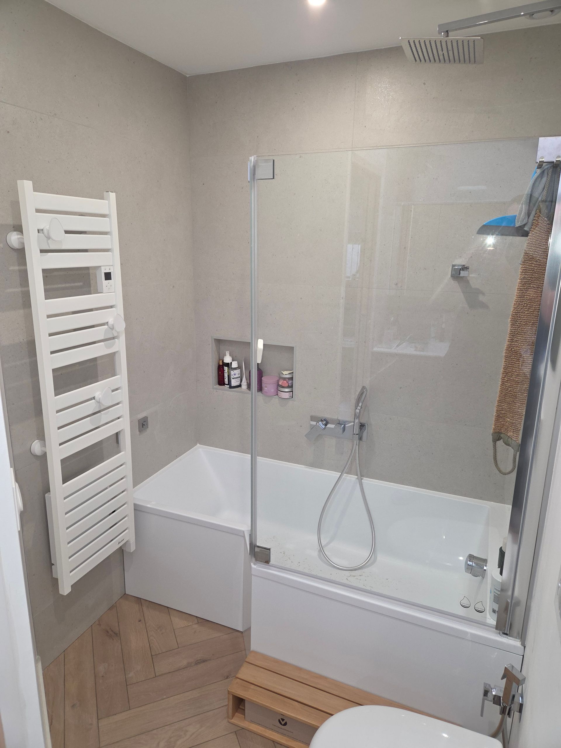 Salle de bains moderne avec baignoire et sèche-serviette