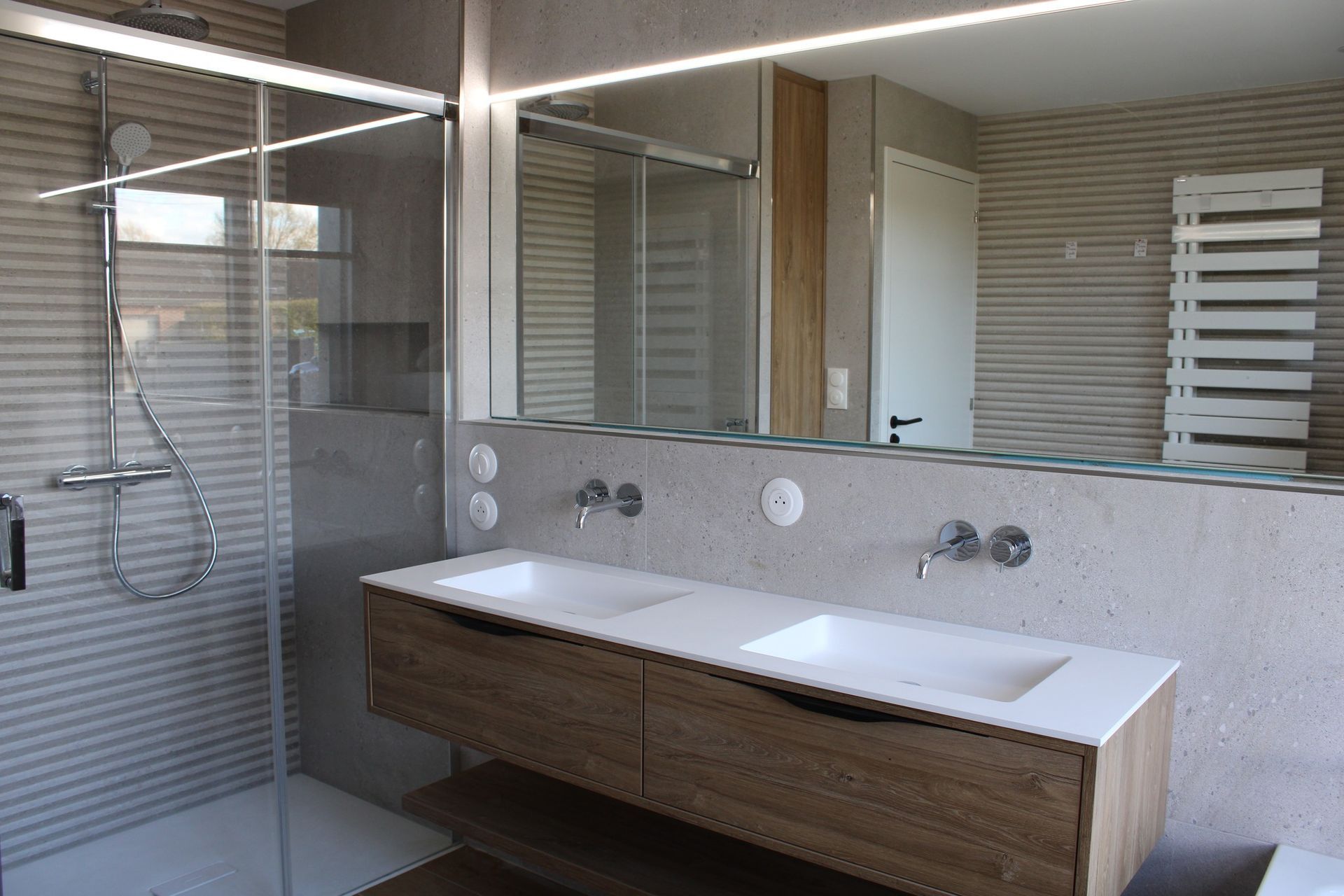 Salle de bains moderne avec double vasque, douche et grand miroir