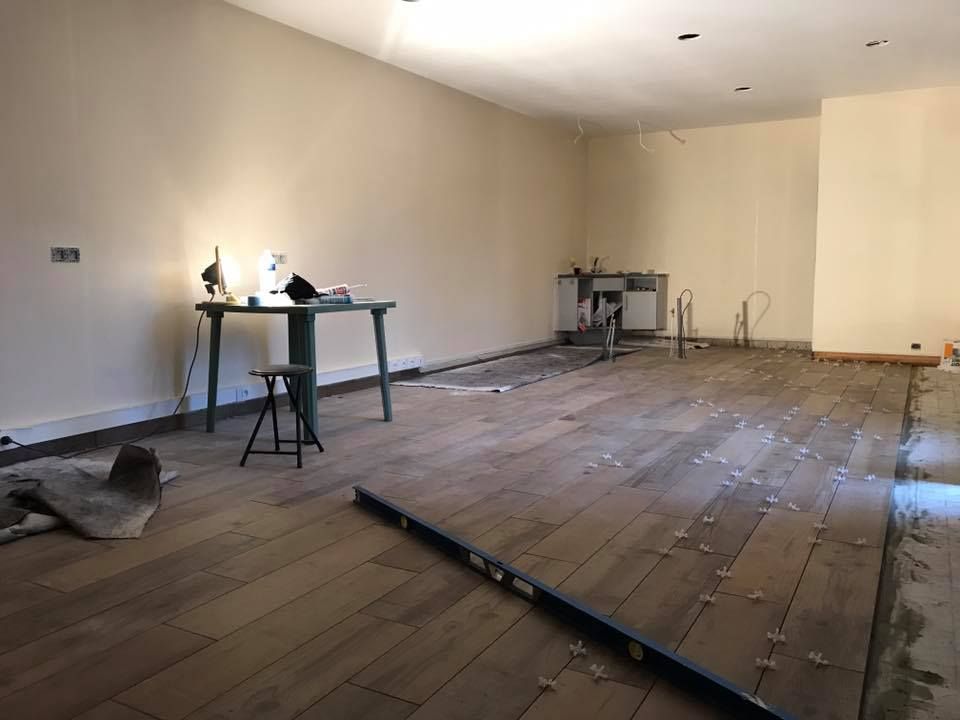 Chambre en cours de rénovation avec pose de parquet