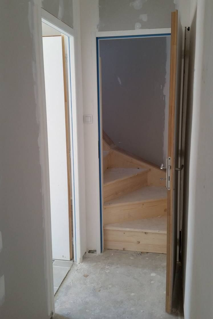 Couloir avec porte donnant sur un escalier et une autre porte