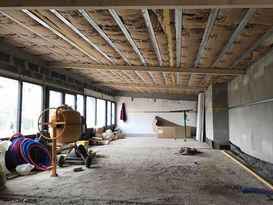 Intérieur de chantier avec murs, sol, plafond et matériaux de construction non finis