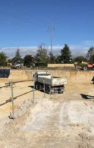 Engin avec benne sur un chantier