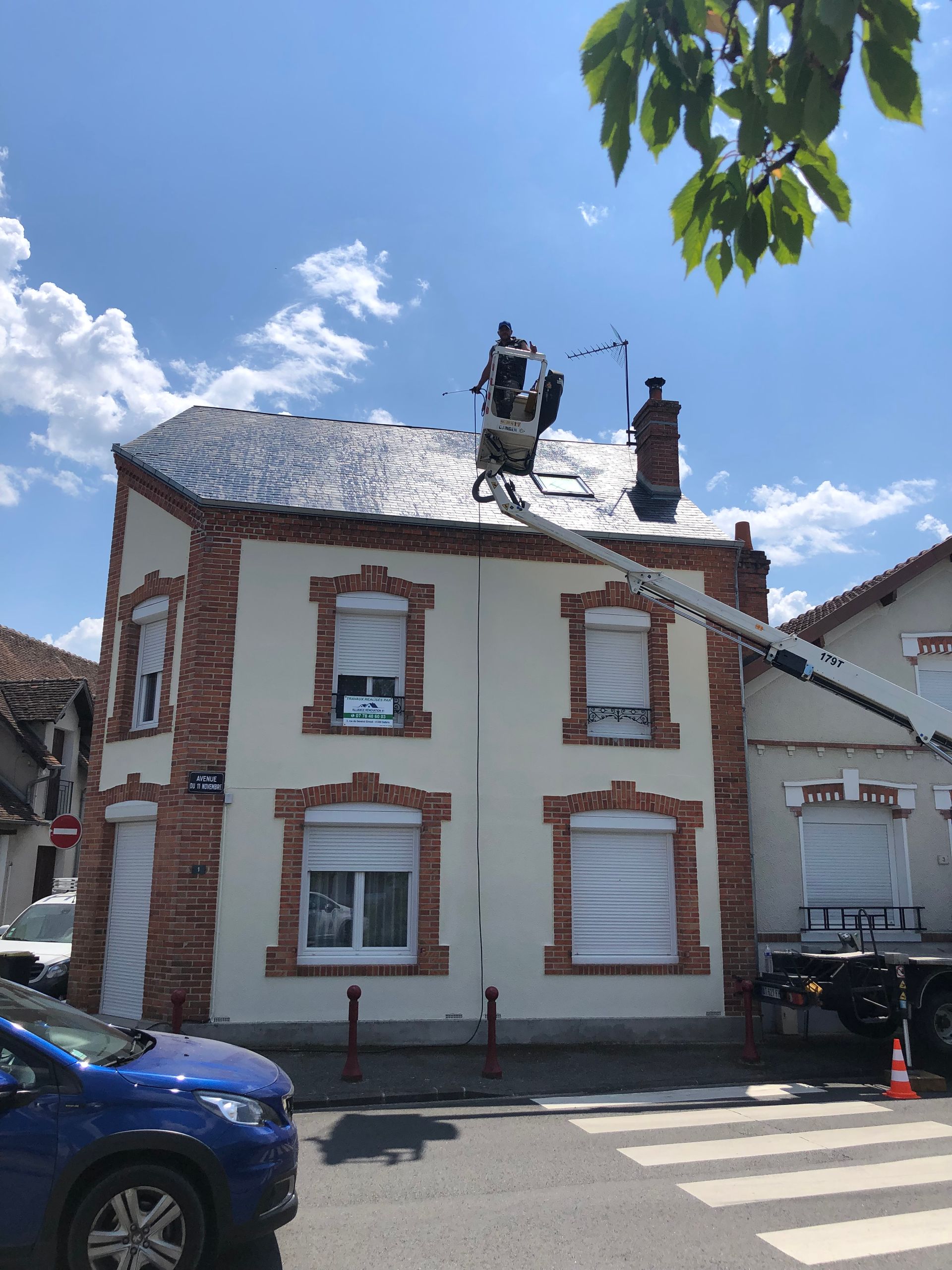 Un artisan sur une nacelle blanche