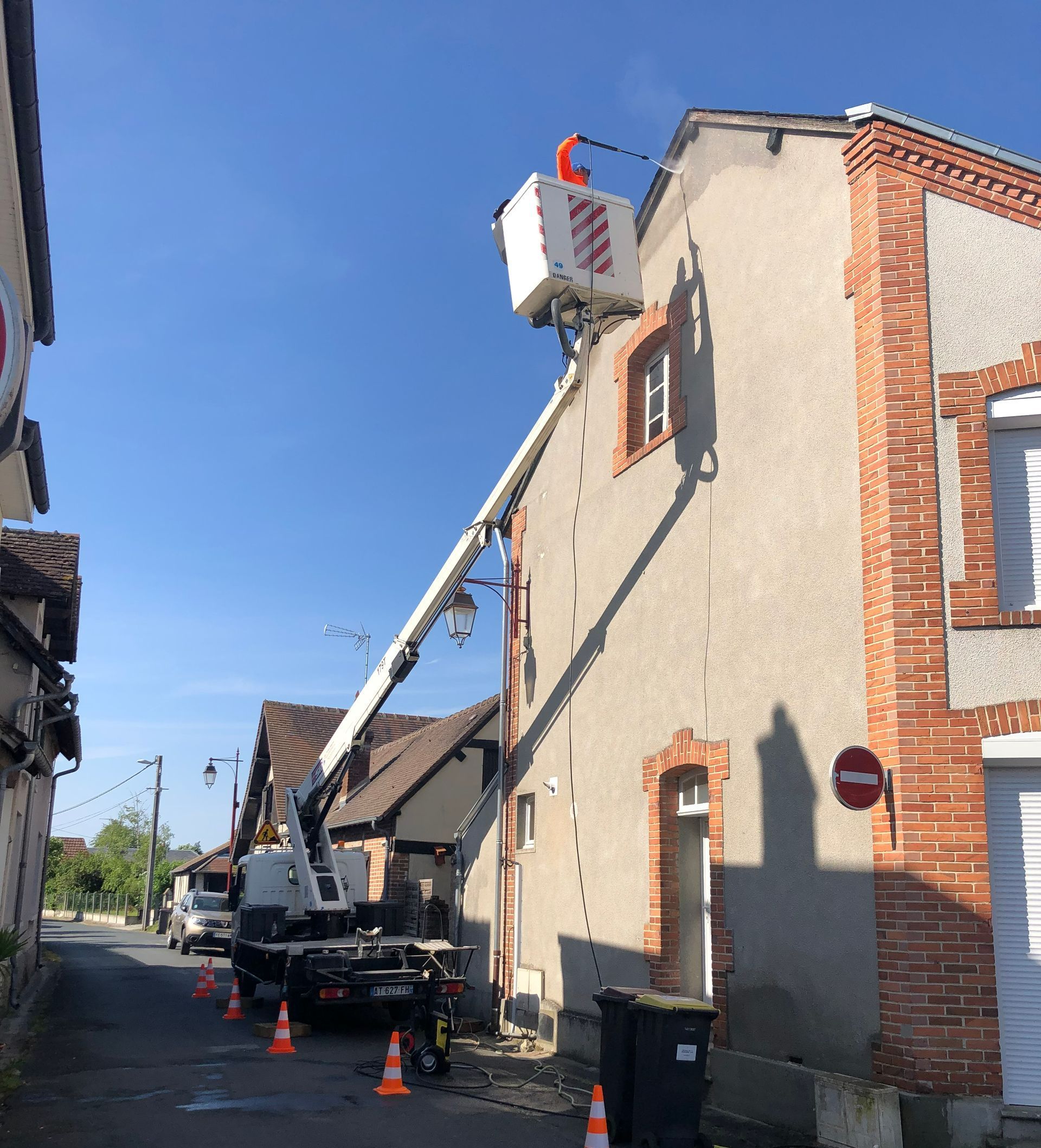 Un nettoyage de façade au jet haute pression à l'aide d'une nacelle