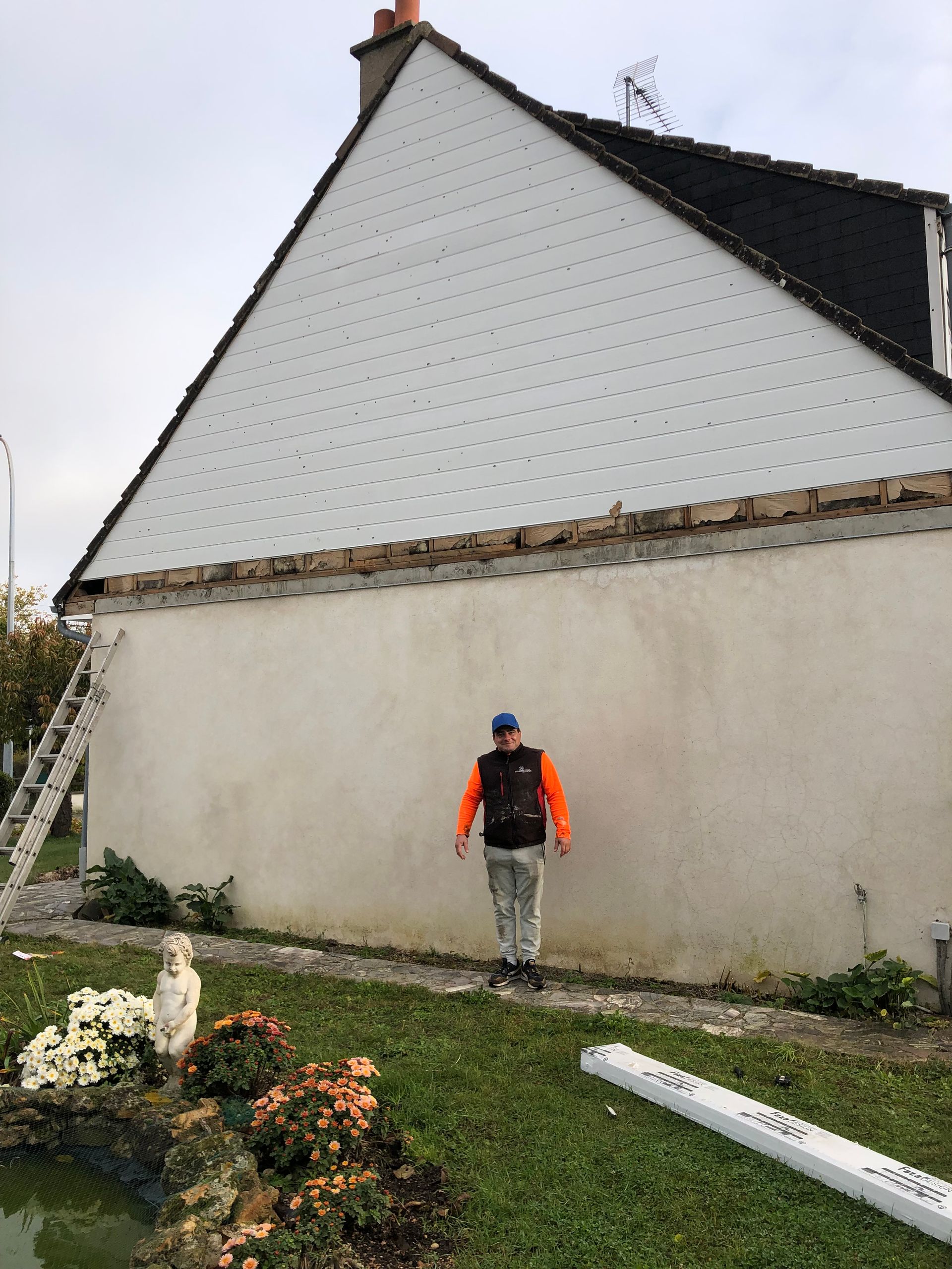 Un artisan devant un mur extérieur pas encore nettoyé