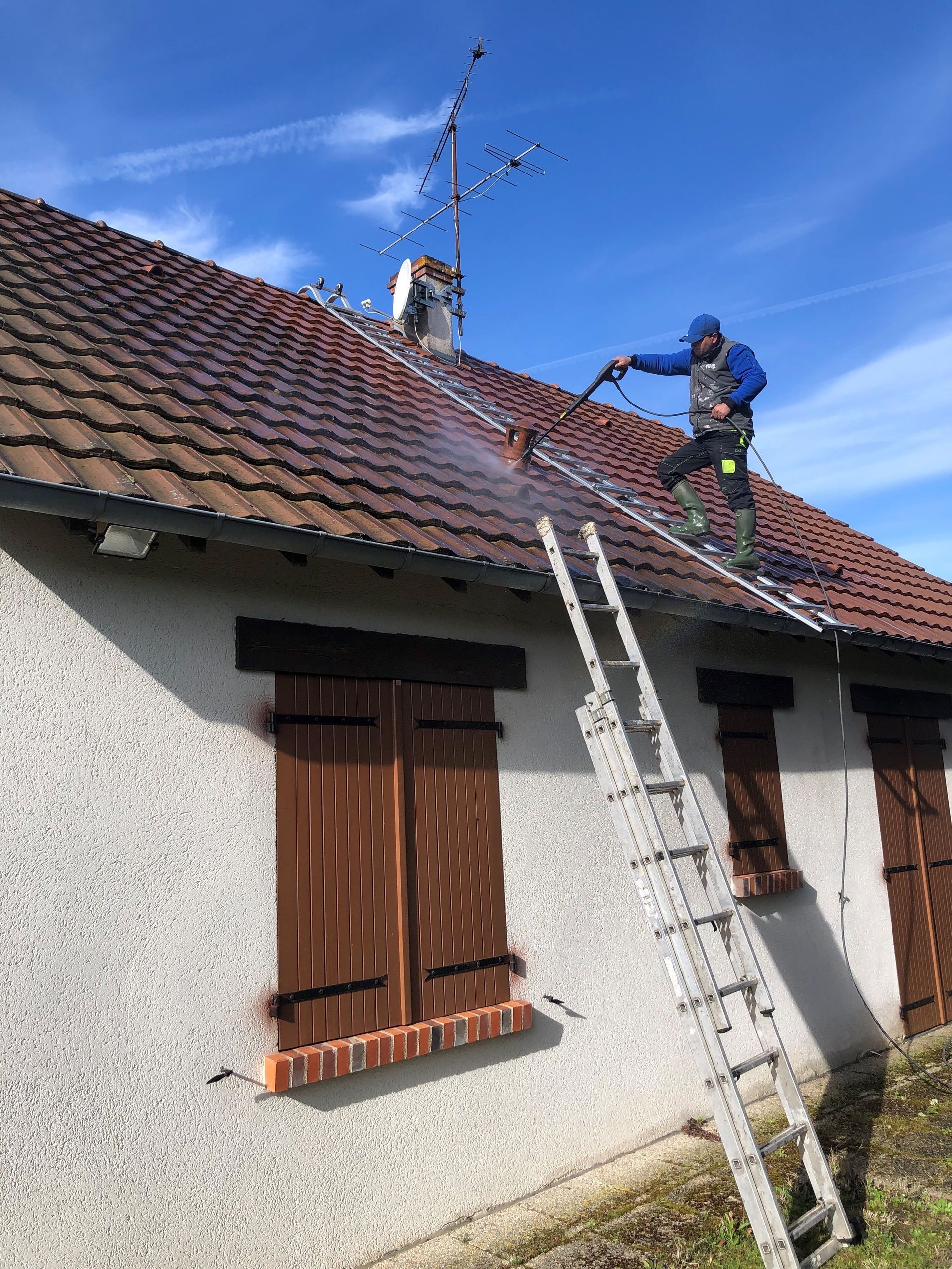 professionnel nettoie un toit