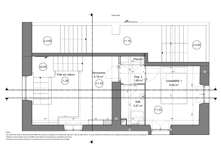 Plan architectural en noir et blanc avec pièces, murs, portes et dimensions indiqués.