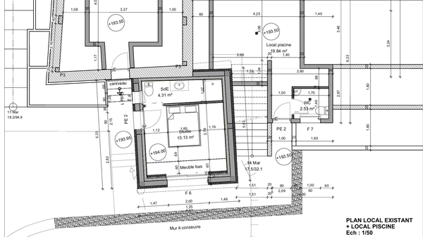 Plan architectural avec pièces, murs, escaliers et dimensions indiqués en noir et blanc.