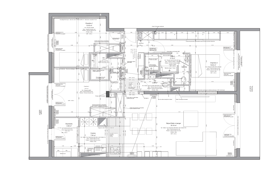 Plan architectural en noir et blanc de l'intérieur d'un bâtiment avec les pièces et les couloirs indiqués.