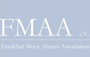 Das Logo der FMAA ist ein weißer Schriftzug auf blauem Grund.