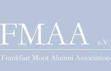 Das Logo der FMAA ist ein weißer Schriftzug auf blauem Grund.