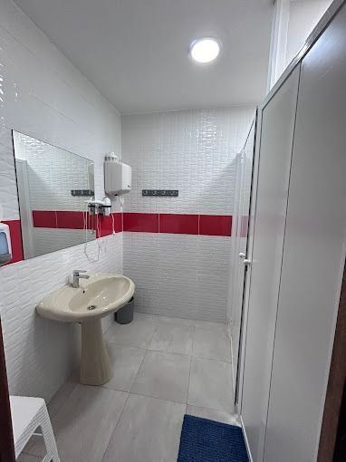 Un baño con lavabo y espejo.