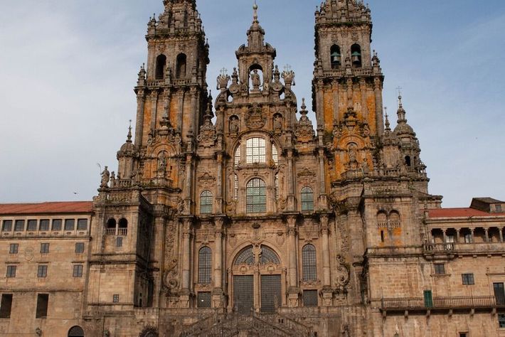Catedral de Santiago de Compostela con un cielo azul al fondo.