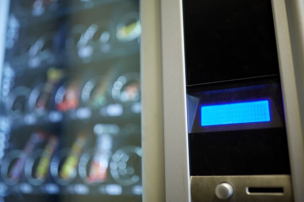 Un primer plano de una máquina expendedora con una pantalla azul.
