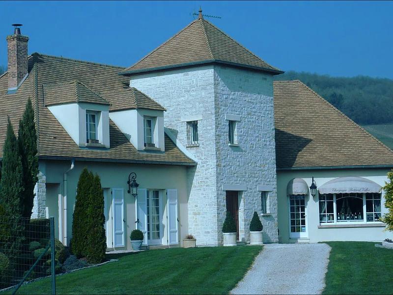 Ravalement de façade d'une maison avec tour