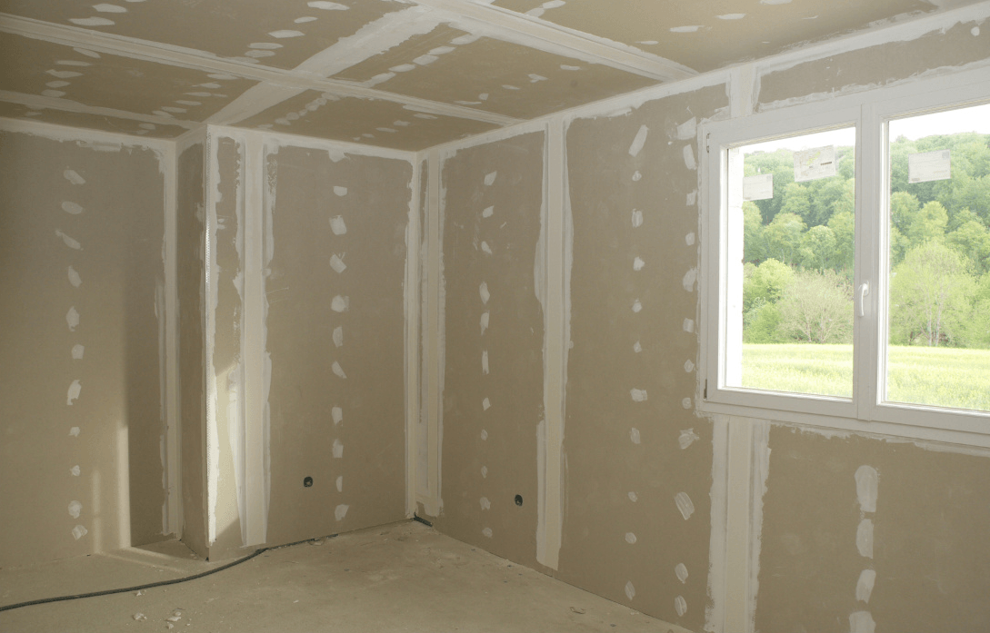 Travaux de pose de plaque de placo avec bande et pose de plâtre