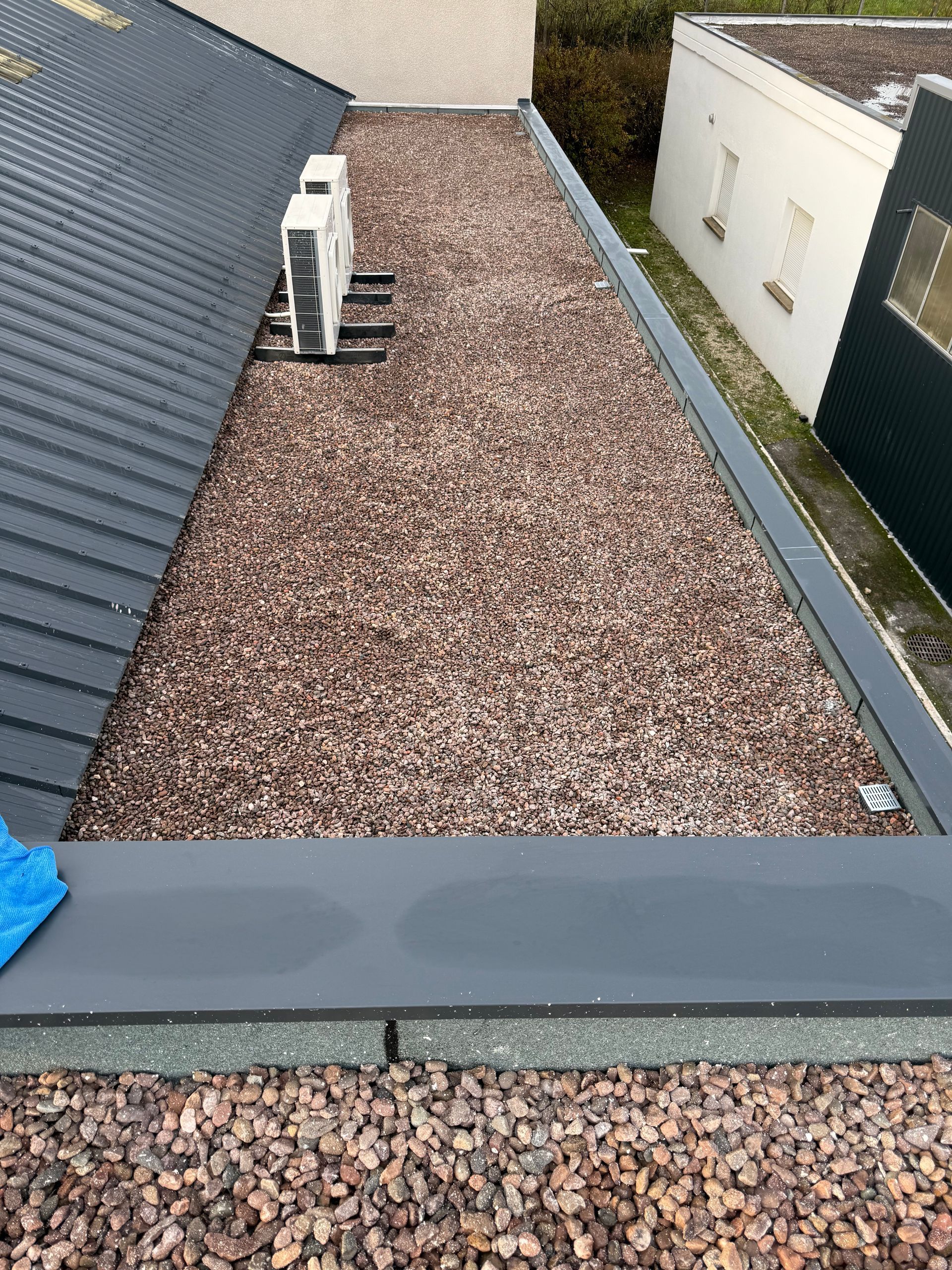 Un toit plat en gravier.