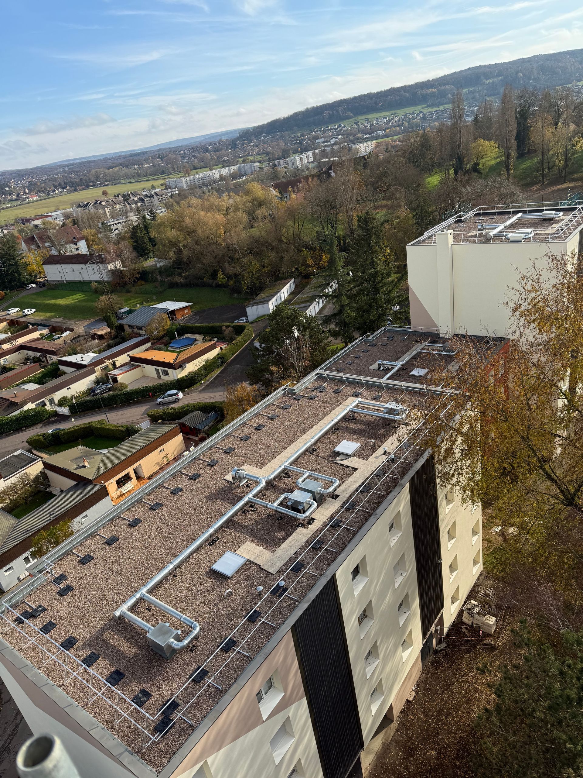 Vue aérienne des toits des bâtiments : Réhabilitation des toits en étanchéité pour améliorer l'efficacité énergétique.