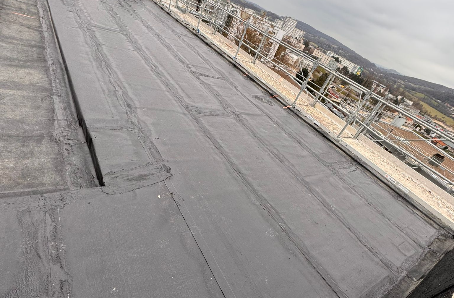 Réalisation d'une couverture d'étanchéité sur isolation