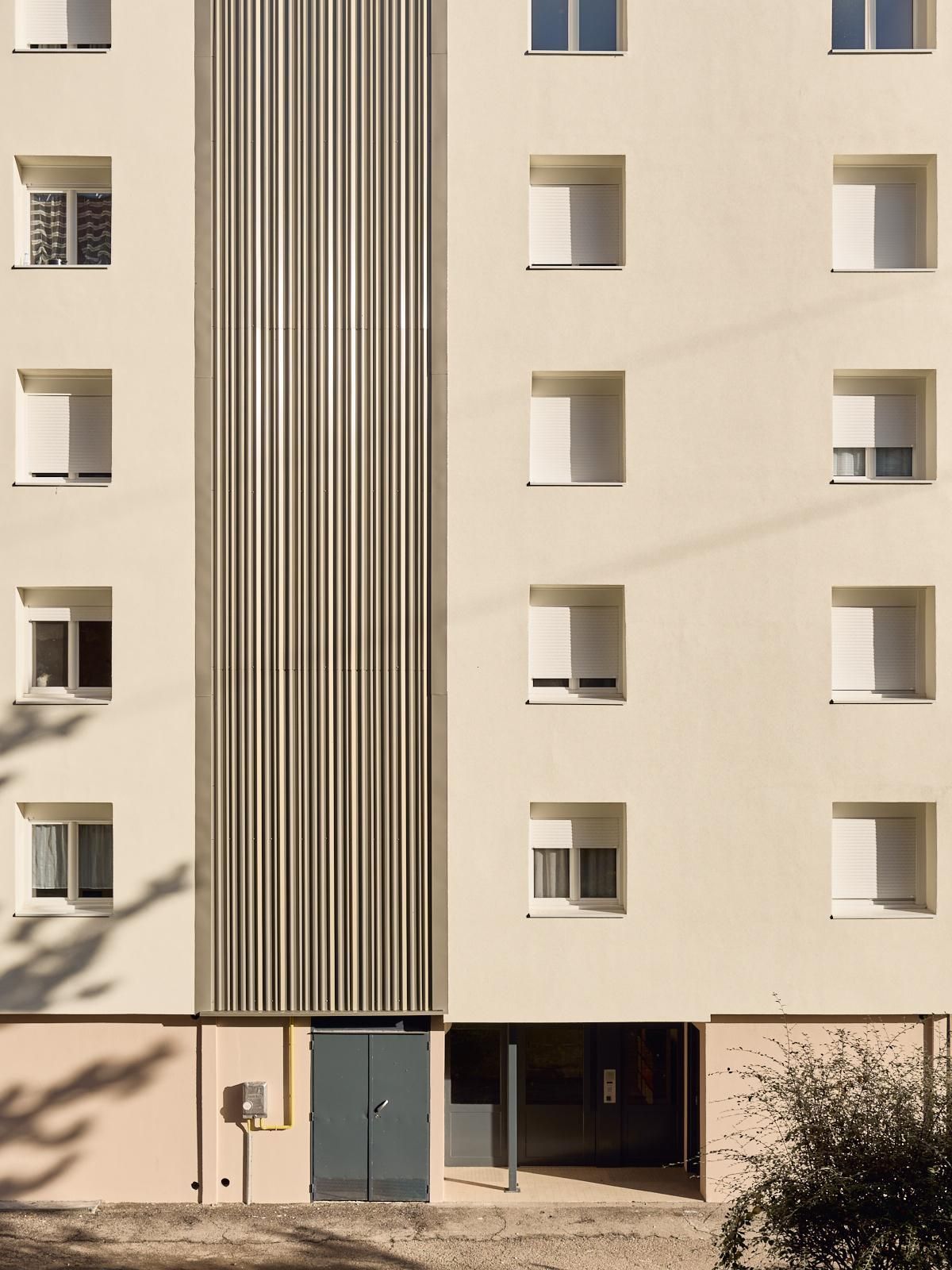 Bandes de décoration en bardage sur un bâtiment comprenant une isolation extérieure