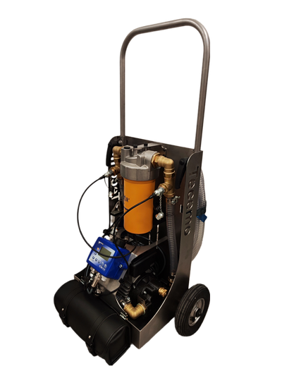 Eine fahrbare Wasserfilteranlage aus Edelstahl mit gelbem Filter und blauem Digitalanzeiger.