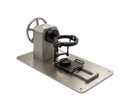 Schwarze Industriemaschine mit grosser runder Öffnung und verschraubtem Rahmen.