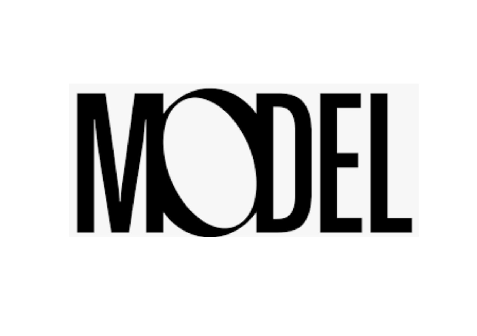 Öffnen Sie einen schwarzen Gerätekoffer mit Elektronik und Bildschirm, der mit „TE“ beschriftet ist.