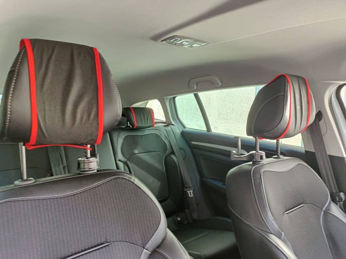 Asientos de coche negros con ribete rojo, en el interior de un coche.