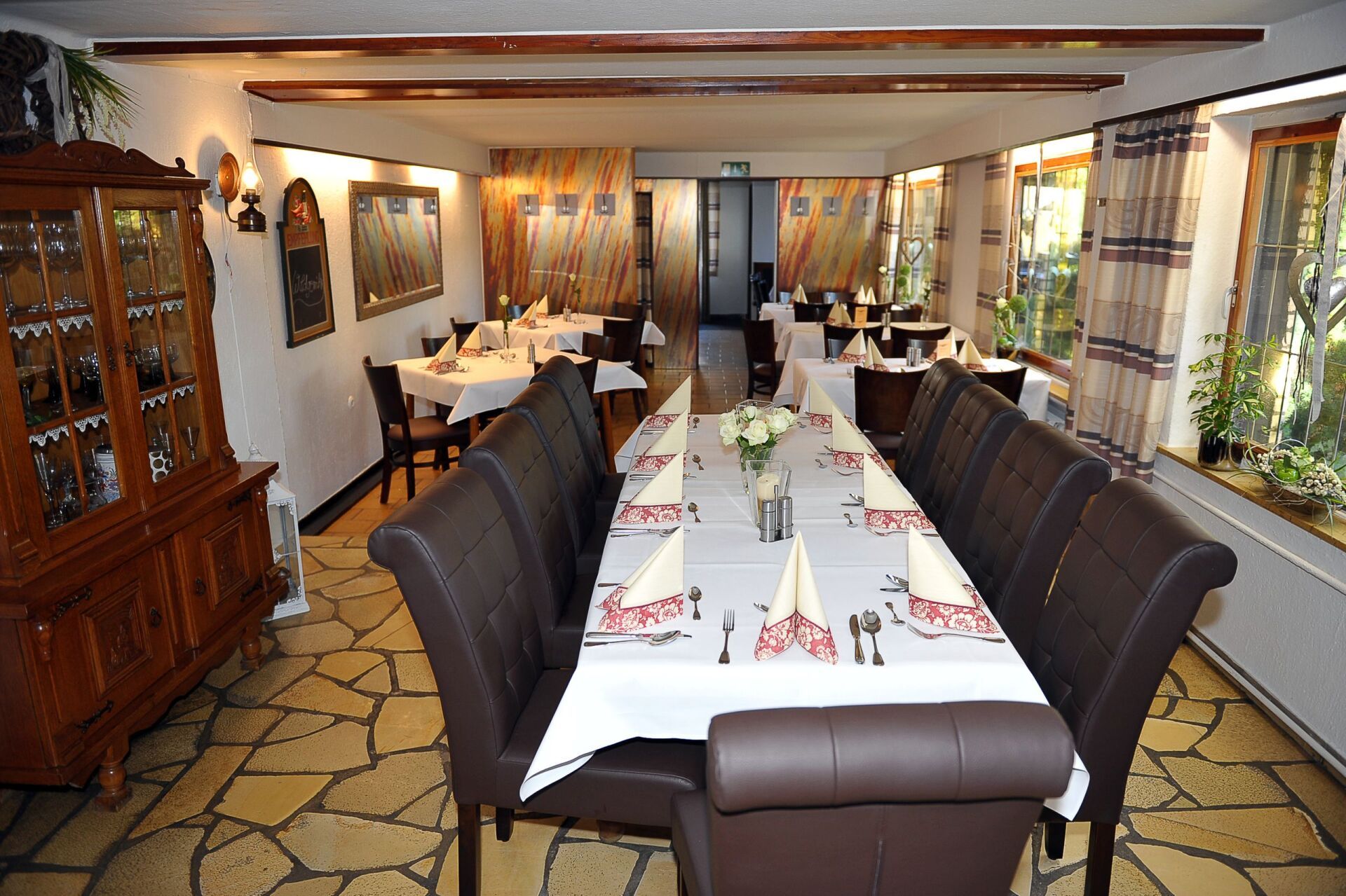 Gaststätte Haus Köller: langer gedeckter Tisch