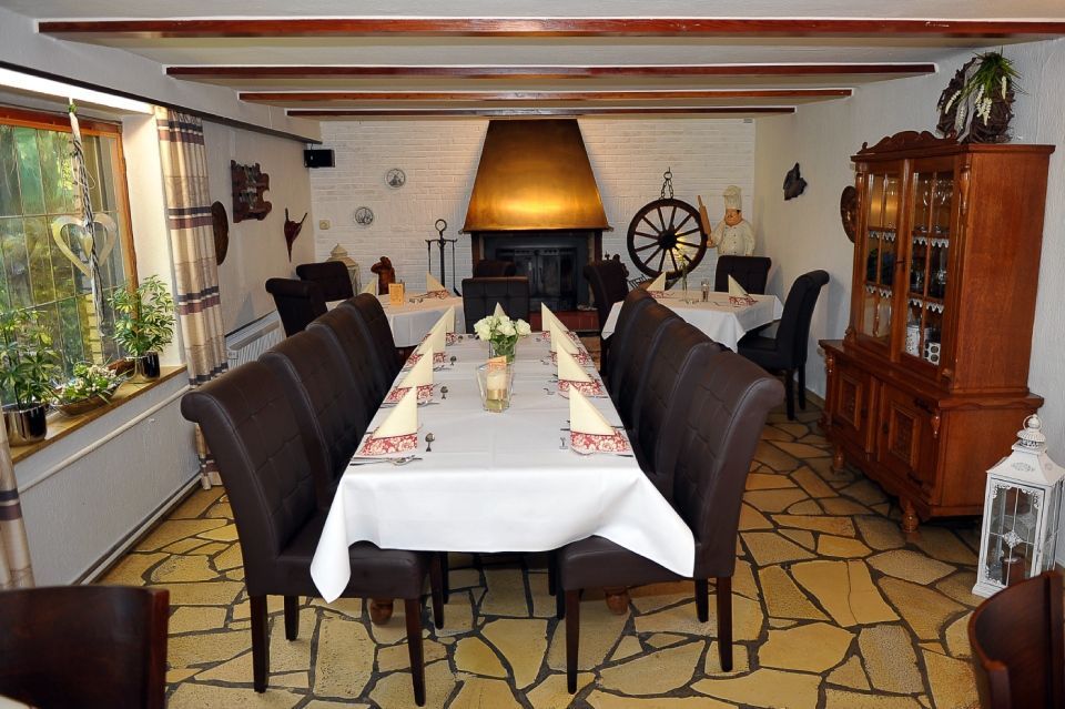 langer Speisetisch in der Gaststätte Haus Köller