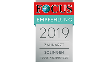 Focus-Empfehlungslogo für einen Zahnarzt in Solingen, Deutschland, mit der Jahreszahl 2019. Farben Rot, Blau und Silber.
