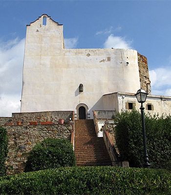Un gran edificio blanco con escaleras que conducen hasta él.