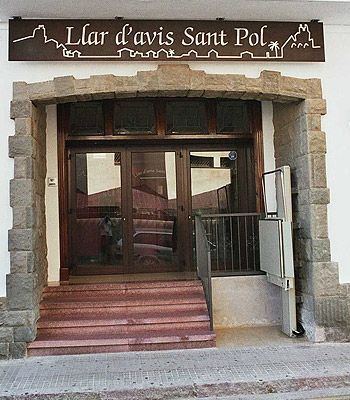 Un edificio con un cartel que dice Llar d'avis Sant Pol