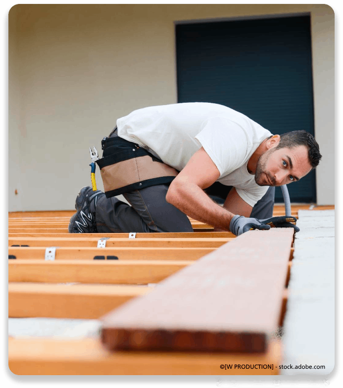 Mitarbeiter bei Holzarbeiten